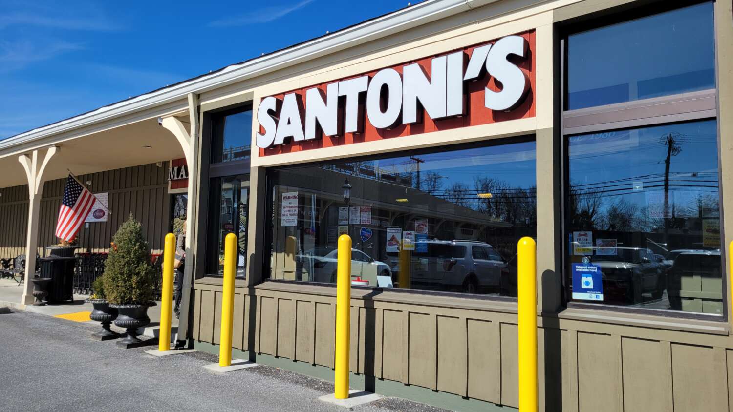 santonis store front